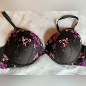 BRAND NEW WITHOUT TAGS! This is freaking adorable just doesn’t fit! 38C